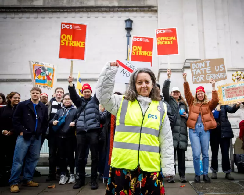 Tate staff strike over pay as workers turn to food banks