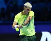 Alcaraz Triumphs Over De Minaur 7-6(5), 6-2 in ATP Finals Opener