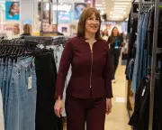 Millions Get 4.1% Pay Rise as Reeves Boosts Minimum Wage