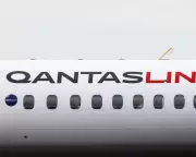 Qantas Flight with Liberal MPs Forced Back to Adelaide Over Smoke