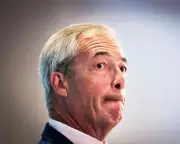 Starmer Demands Farage Apology Over School Racism Allegations