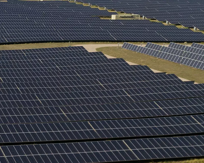 Australia's 2030 Clean Energy Target at Risk as Investment Slumps to Decade Low