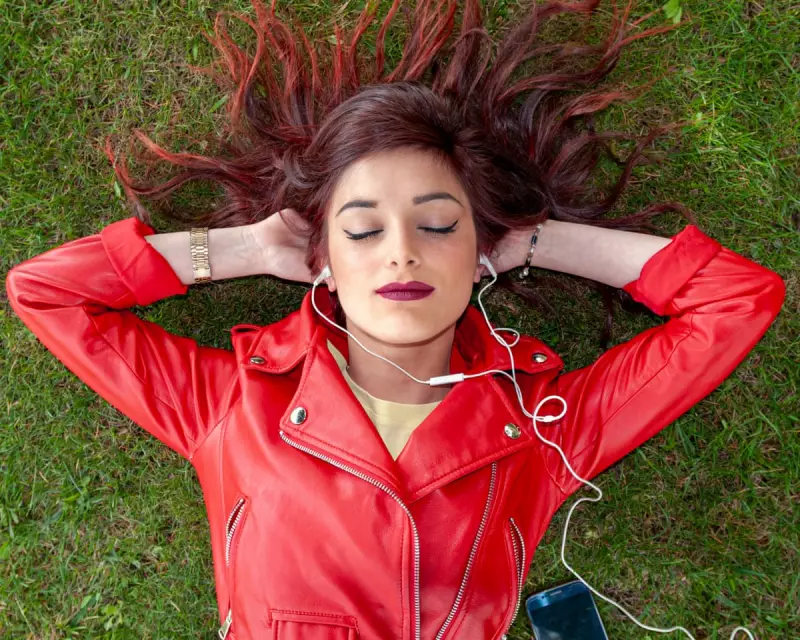 Wired Headphones Make a Comeback: Why UK Listeners Are Plugging Back In