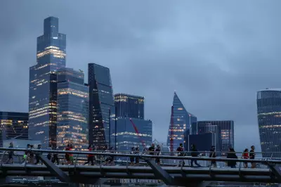 Latham's Pay Wars, Paul Weiss Poaching & Ashurst's US Dream: Top Legal Stories 2025