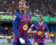 Barcelona Top La Liga After 2-0 Win at 10-Man Villarreal