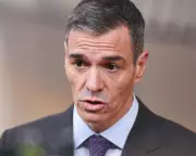 Sánchez's PSOE Faces Crucial Extremadura Vote Amid Corruption Allegations