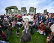 Thousands Gather at Stonehenge for Winter Solstice Sunrise