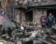 Trump Eyes Ukraine Peace Deal After Talks as Russian Strikes Kill Six