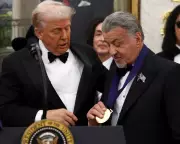 Trump Presents Medals to 2025 Kennedy Center Honorees in Oval Office