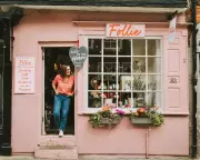Velvet Ribbon Garland Craze: UK Sells Six Miles of Fabric in Christmas Trend