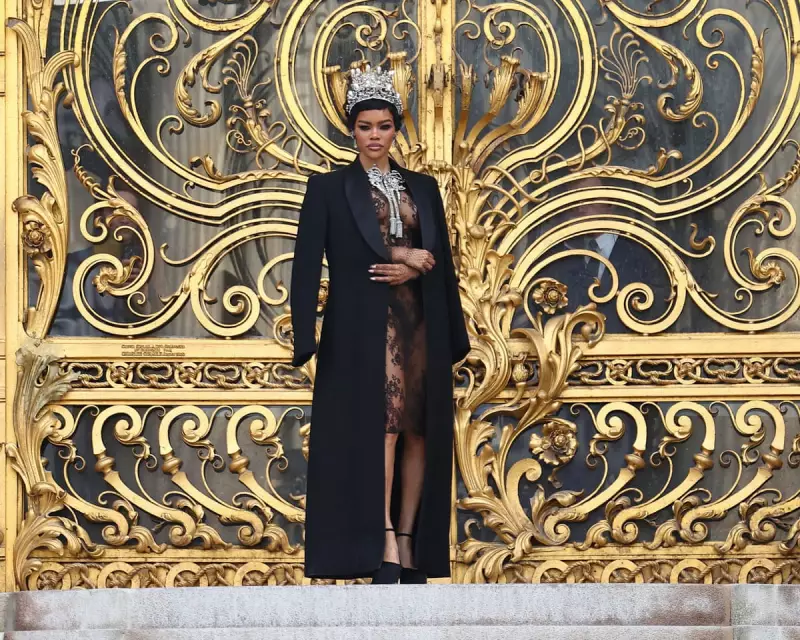 Global Photo Roundup: Paris Fashion, Grand Bazaar Gold, and World Events