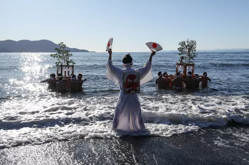 Global Snapshot: From Golden Globes to Political Defections in a Day of Pictures