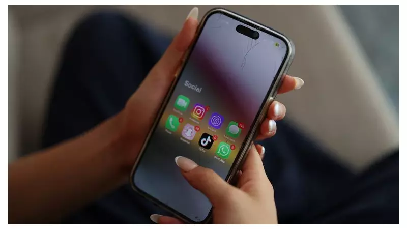 Labour MPs Predict 'Politically Inept' U-Turn on Under-16 Social Media Ban