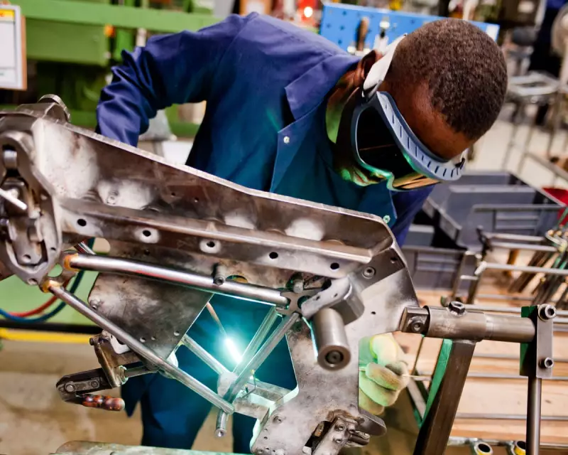 UK Business Confidence Plummets as Hiring Slows in Late 2025