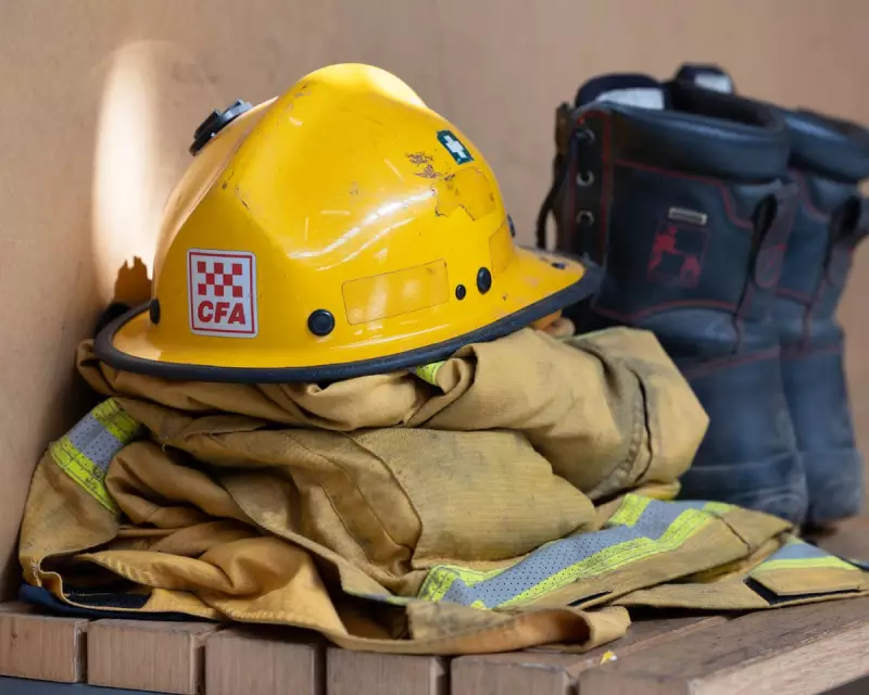 Victoria Bushfire Threatens Gellibrand, NSW Manhunt Continues