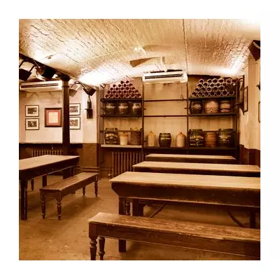 London's Cosiest Pub: Ye Olde Cheshire Cheese's Fireplace & History