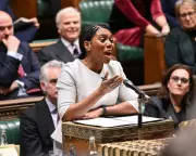 Badenoch's PMQs Dig at Starmer Over Chagos Backfires as She Sides with Trump