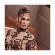 Golden Globes Director Defends Jennifer Lopez After 'Rude' Glambot Backlash