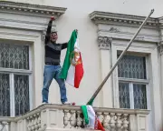 Iranian Protester Pulls Down Flag at London Embassy in Anti-Regime Demonstration