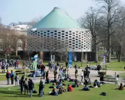 UK Scraps Foreign Student Target, Shifts to £40bn Overseas Hubs Plan