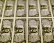 US Dollar Plummets to Four-Year Low Amid Trump's Comments