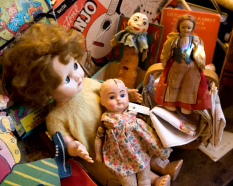 Art and Antiques Fuel UK Retail's Strongest Monthly Sales Rise Since 2024