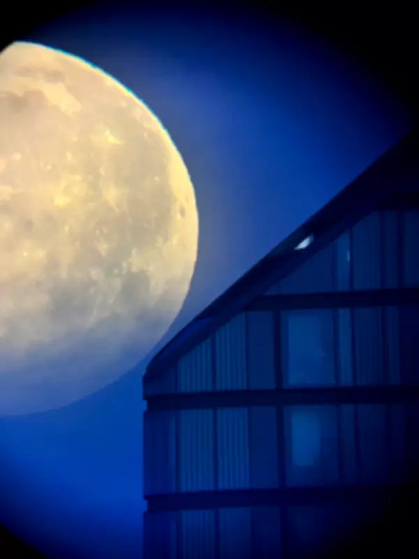 London Moon Photographer Captures Celestial Magic from Balcony