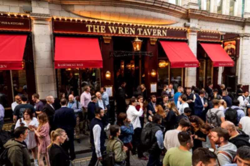 The Wren on Watling Street: London's Busiest Outdoor Pub Draws Finance Crowd