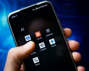 AI in Daily Life: How Chatbots Shape Social Interactions and Decisions