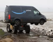 Amazon Van Rescued from Britain's Deadly 'Doomway' Mudflat Path in Thames Estuary