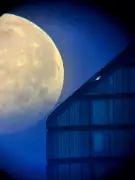 London Moon Photographer Captures Celestial Magic from Balcony