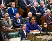 Starmer and Badenoch Clash in Heated PMQs Over Economic Policy