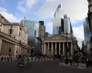 UK Economy Shows Modest Growth in Q4 2025, Annual Rate Hits 1.2%