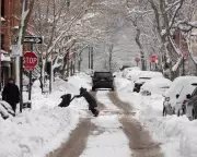 US Cities Close Schools and Cancel Flights Amid Heavy Snowfall
