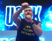 Usyk Defends Heavyweight Title Against Kickboxer Verhoeven at Egyptian Pyramids