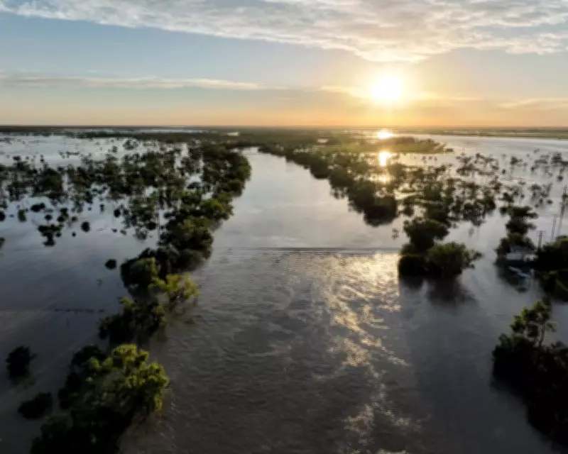 Blue-Sky Flood Threatens Longreach as Thomson River Rises Steadily