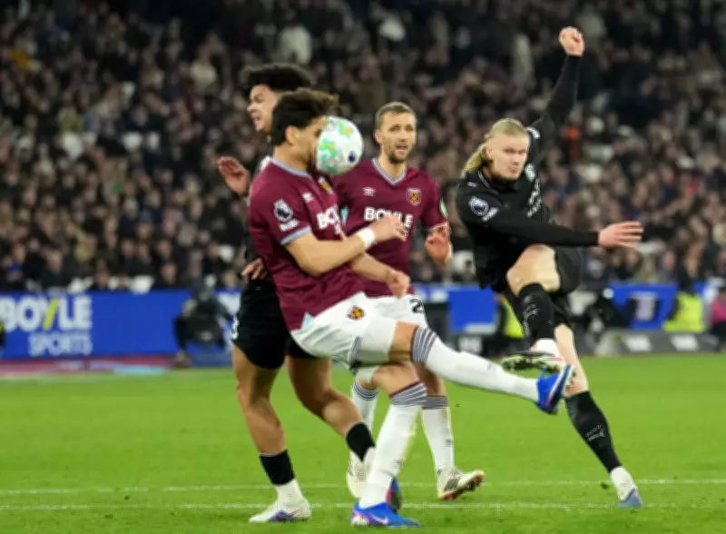 Global Weekend in Pictures: From Football Strikes to Green Rivers