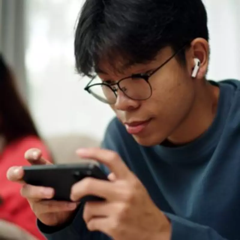 London Doctor Warns Gen Z's 12-Hour Headphone Habit Causes Permanent Hearing Loss