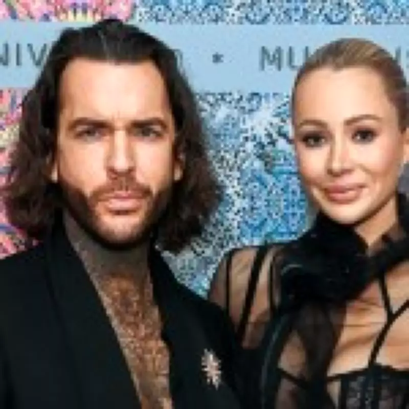 Olivia Attwood and Pete Wicks Kiss in London Bar as Friendship Turns Romantic