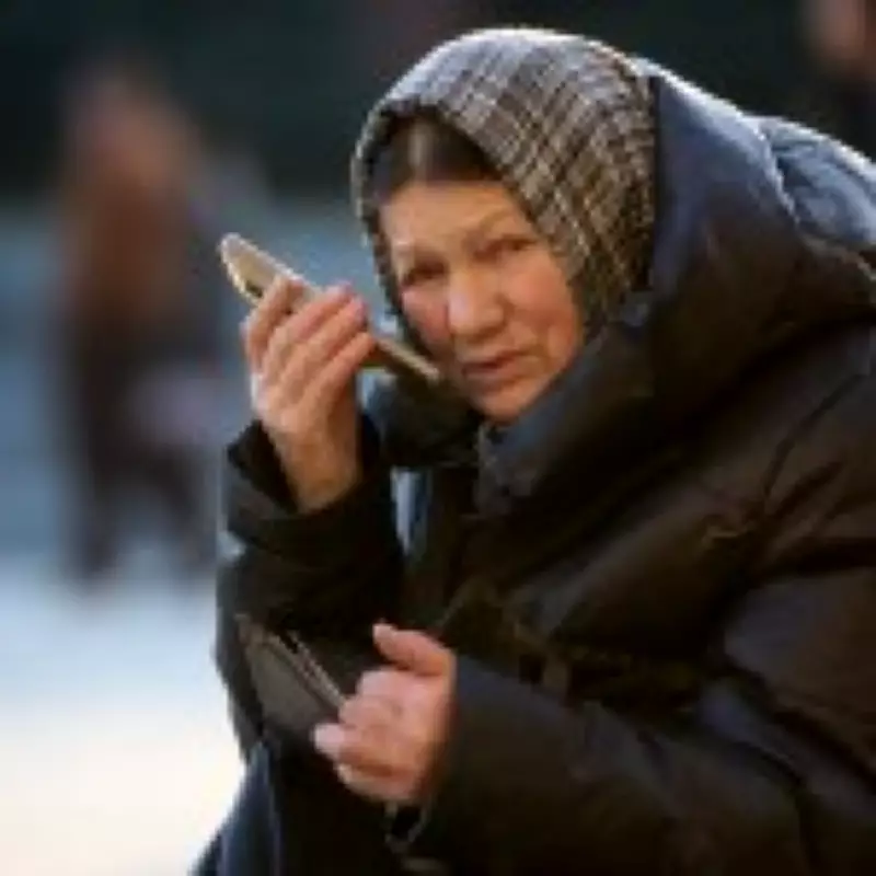 Russians Resort to Walkie-Talkies and Paper Maps Amid Internet Blackout