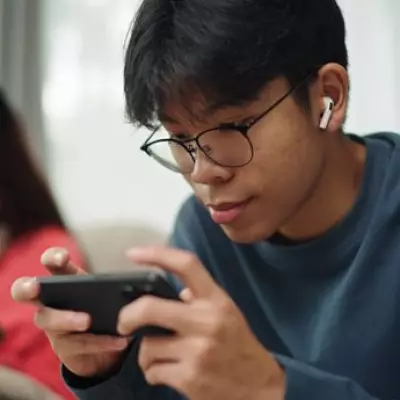 London Doctor Warns Gen Z's 12-Hour Headphone Habit Causes Permanent Hearing Loss