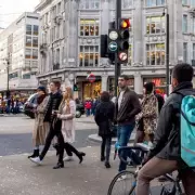 American Expat in London Baffled by Locals' Fast, Sweat-Free Walking Pace