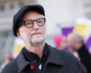 Billy Bragg Urges Massive Turnout at London March Against Far-Right Politics