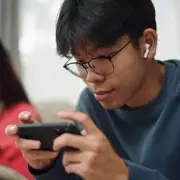 London Doctor Warns Gen Z's 12-Hour Headphone Habit Causes Permanent Hearing Loss