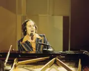 Neil Sedaka, Legendary Pop Songwriter and Performer, Dies at 85