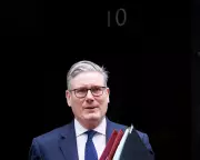 Starmer Defends UK Stance on Iran, Clashes with Badenoch Over Trump Comments