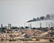 Trump Warns of Oil Infrastructure Strikes After Kharg Island Raid