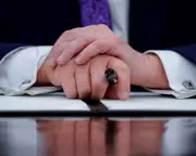 Trump's AI Order Sparks Political Divide Ahead of Midterms, Favoring Elites Over Voters