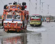 Unseasonal Storms Devastate Karachi, US Heatwave Shatters Records