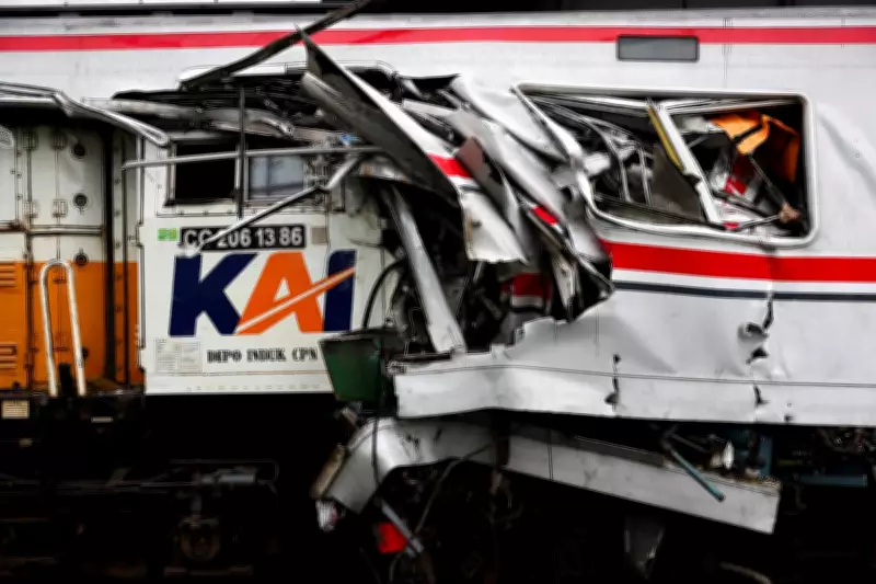 Global Photos: Train Collision, Gaza Funeral, Ron Mueck Art
